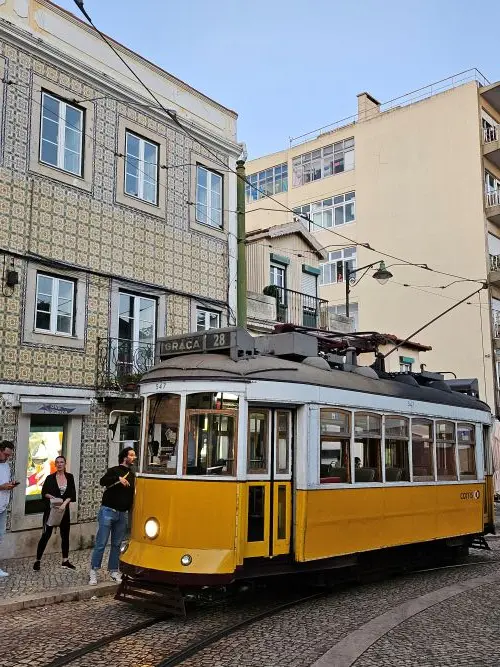 Lisboa menina e moça